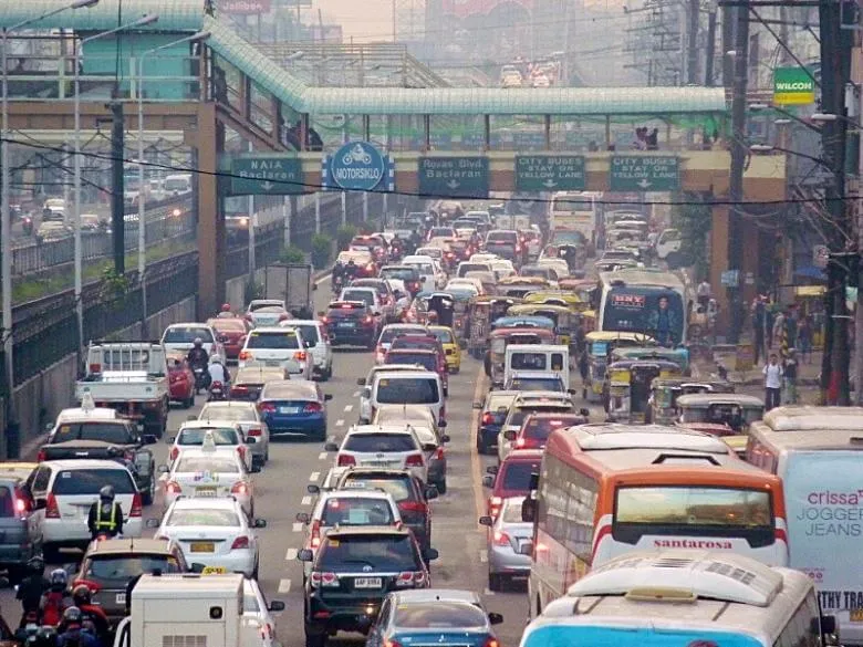 マニラは基本車社会。旅行者でもタクシーを使うことはあるかもしれないが、十分注意が必要。