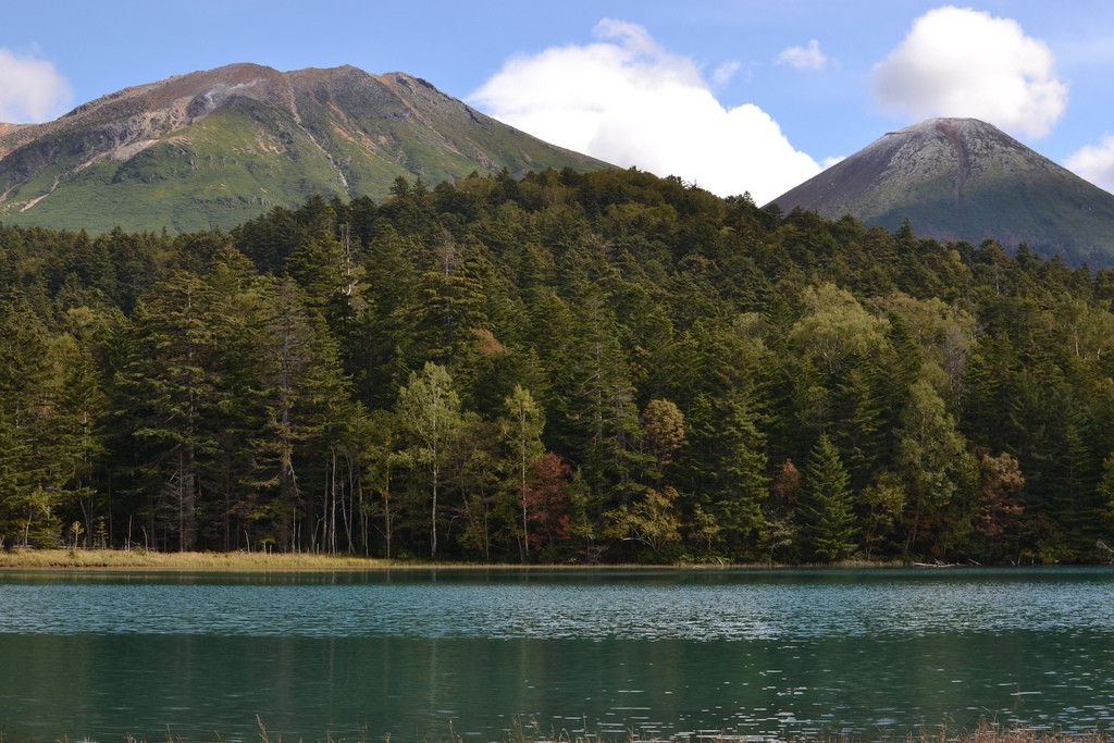 北海道・オンネトーが神秘の湖すぎる！見るたびに色が変化!?