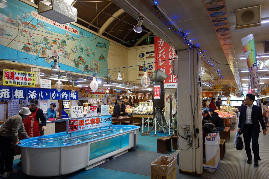 北海道の味を堪能！函館朝市でイカ釣り体験を楽しもう