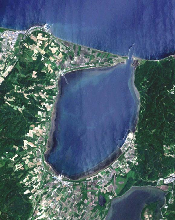 秋の北海道・能取湖は感動の色彩！青い湖に赤い絨毯!?