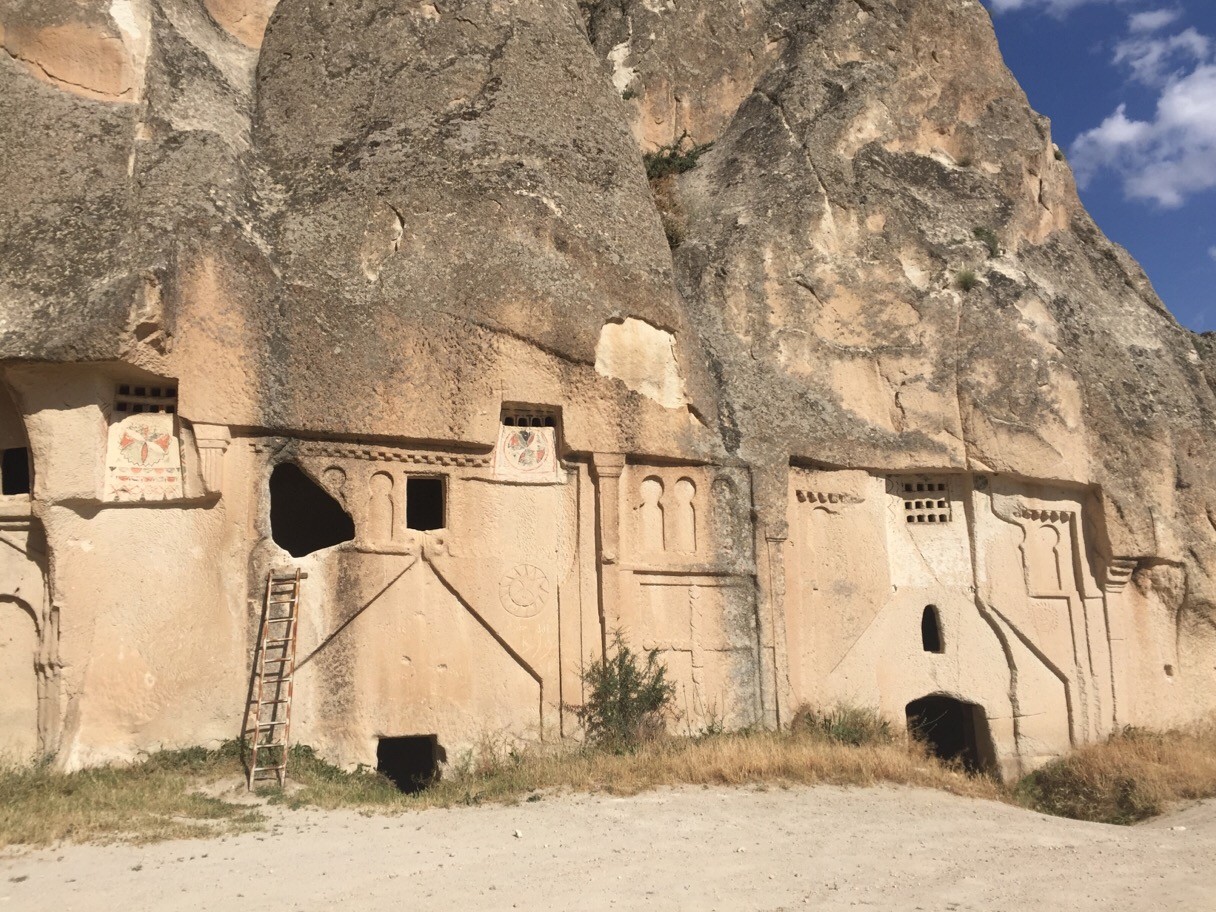 トルコ・オルタヒサールの穴場観光スポット！壁の中から小人が逃げ出す「ハラッチ修道院」