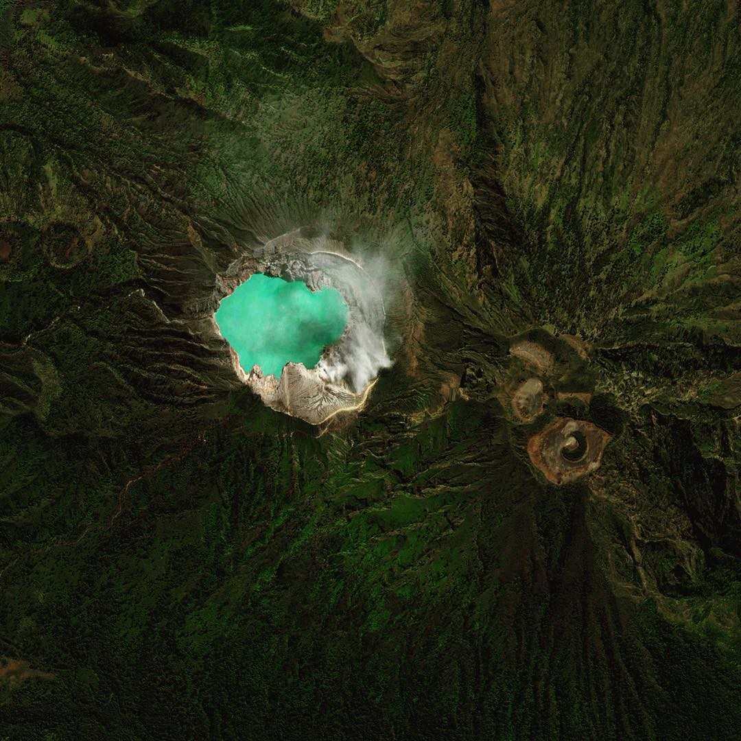 インドネシア・ジャワ島にあるこの世の地獄・イジェン火山&湖！そこに住むのは神？悪魔？