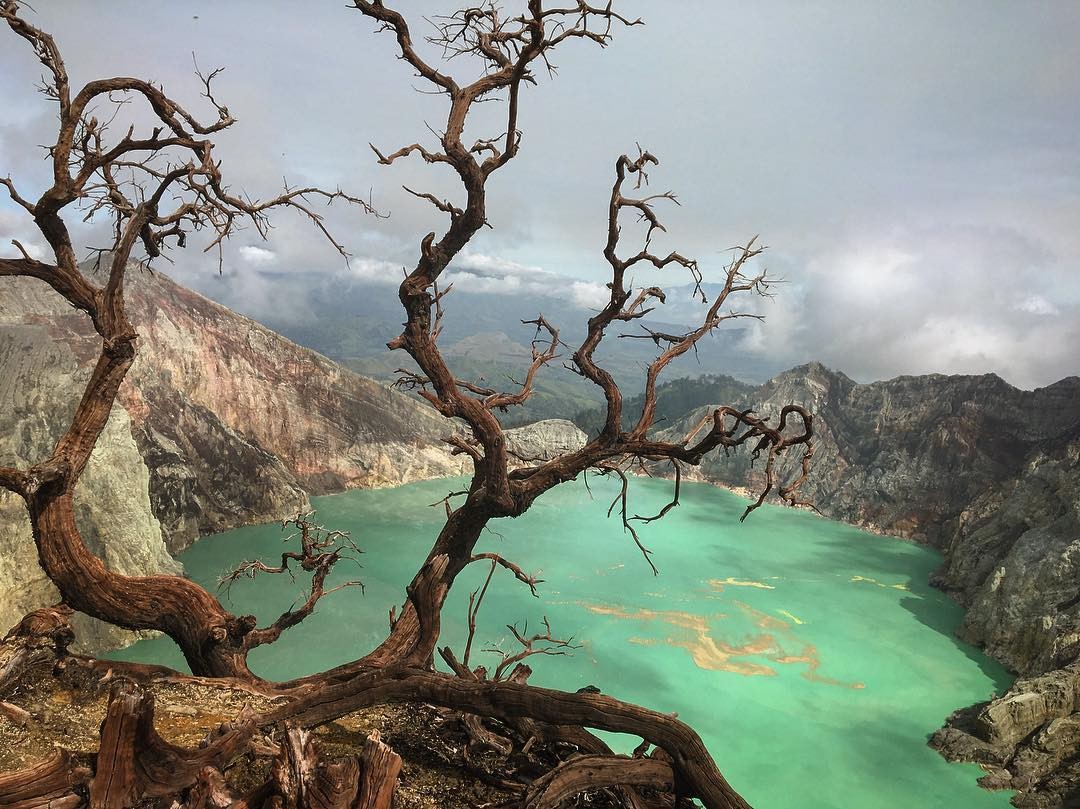 インドネシア・ジャワ島にあるこの世の地獄・イジェン火山&湖！そこに住むのは神？悪魔？