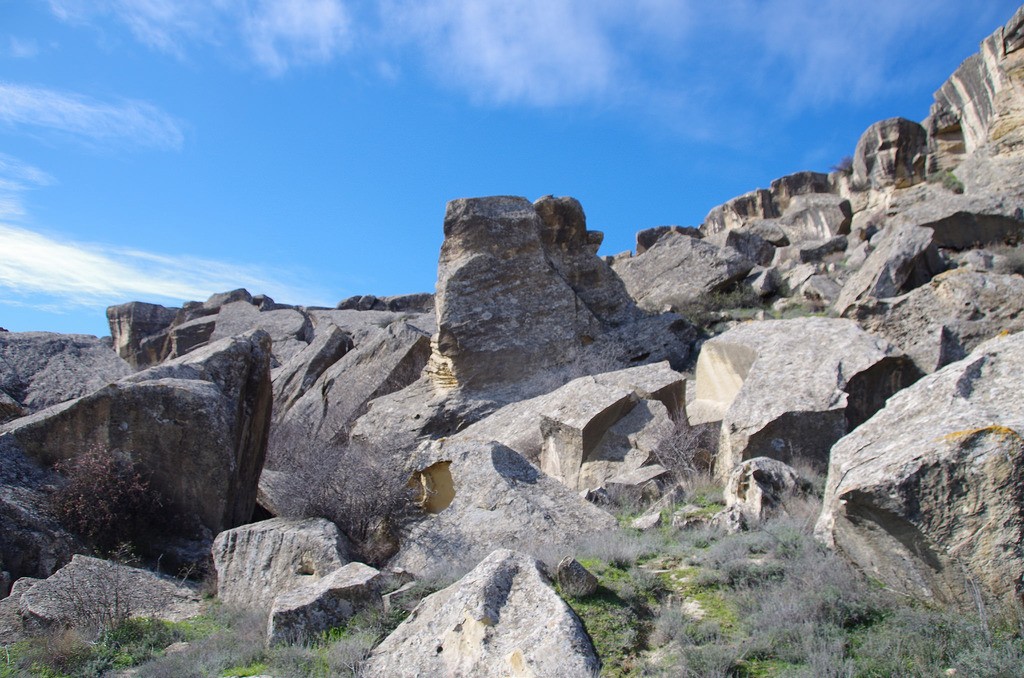 アゼルバイジャン・ゴブスタンの岩絵は先史時代の貴重な遺跡！
