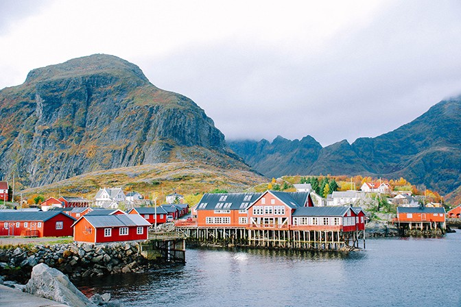 ノルウェー・ロフォーテン諸島の絶景観光スポット！美しい島々の町を探訪