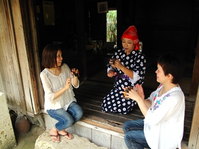 恩納村テーマパーク・琉球村観光へ！伝統文化を学べる体験プランが充実