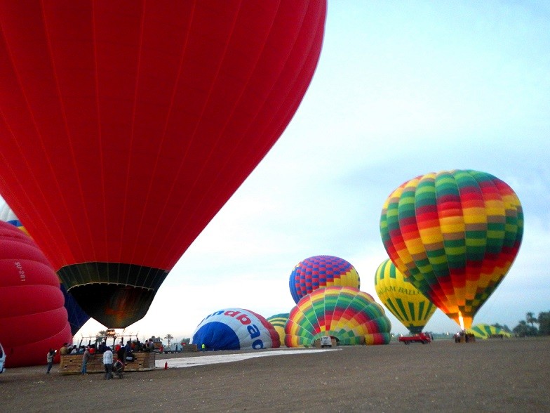 エジプト・ルクソールで熱気球！世界遺産も現代生活も丸ごと見下ろそう