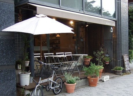 新宿御苑から歩いてすぐの人気カフェ！ご飯もスイーツも美味しい♪