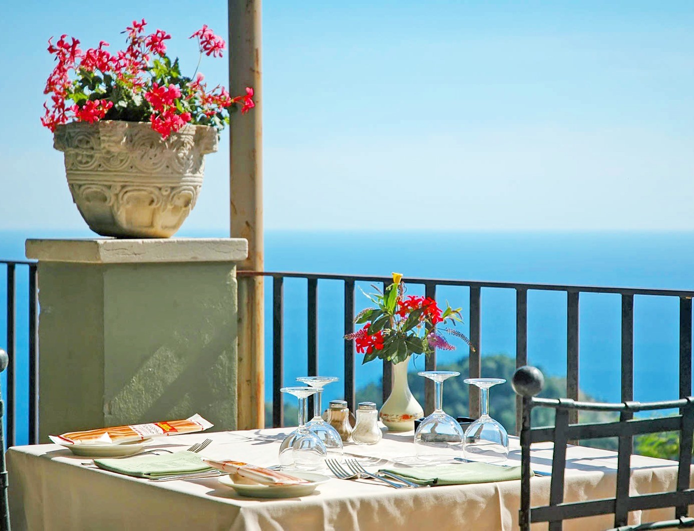 南イタリア ラヴェッロ絶景レストラン「Villa Maria」で空と海を見渡しながらお食事を！