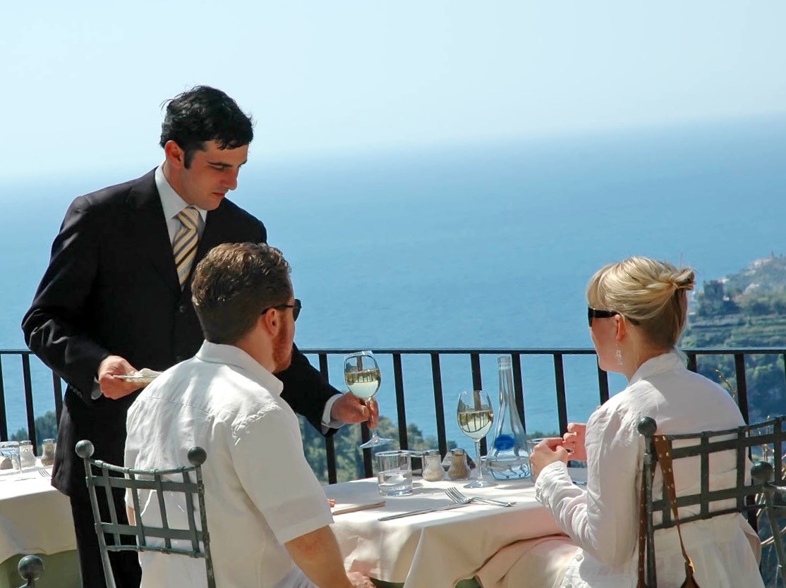 南イタリア ラヴェッロ絶景レストラン「Villa Maria」で空と海を見渡しながらお食事を！