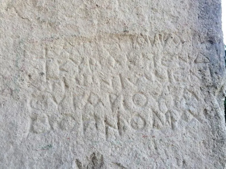入口横のギリシャ文字