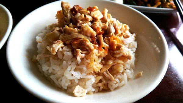 カオマンガイとチキンライスの違いは？海南鶏飯をアジア諸国で食べ比べ！《レシピ付き》