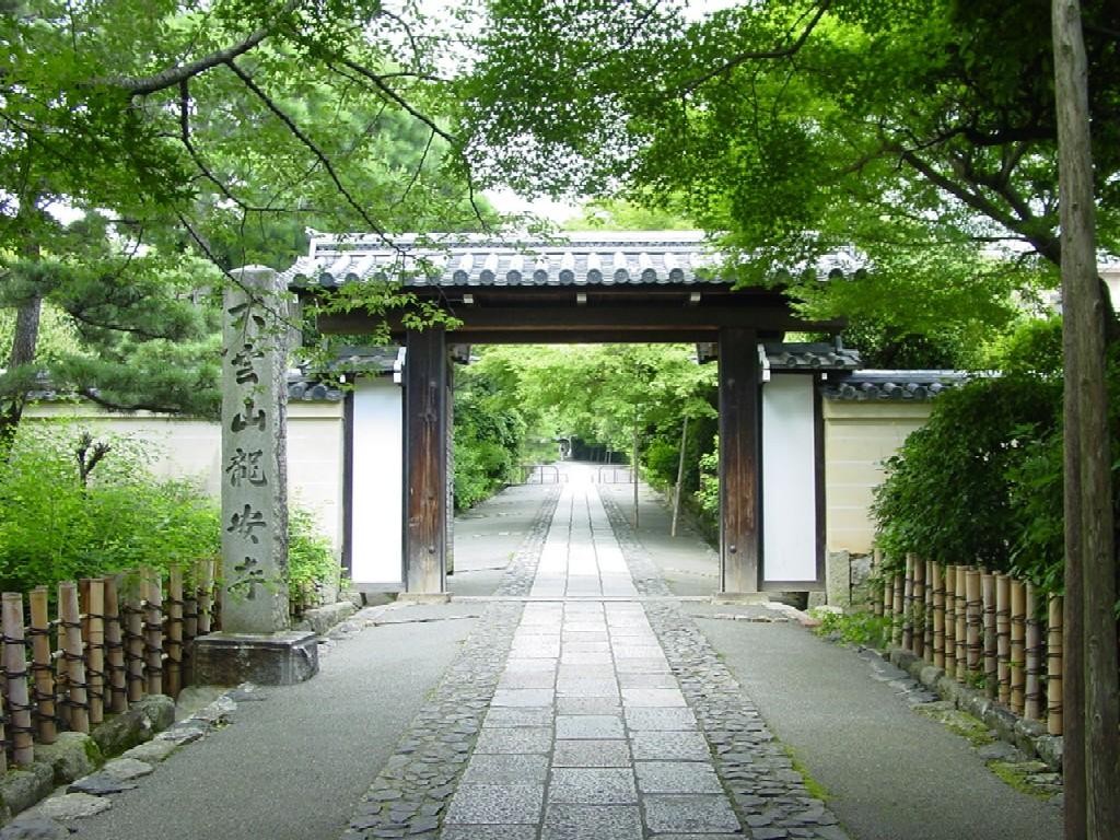 京都・金閣寺へのアクセス方法まとめ！京都を代表する観光スポットは庭園も見事！