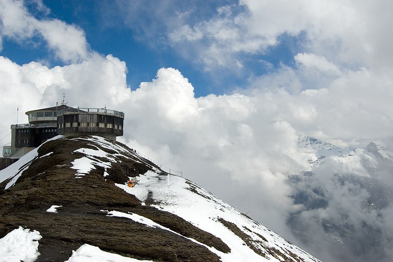スイス・シルトホルン展望台からユングフラウ三山を眺めよう ！