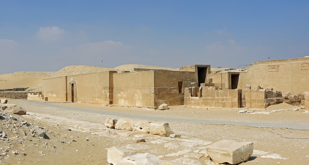 エジプト世界遺産サッカラで最古のピラミッドに出会う