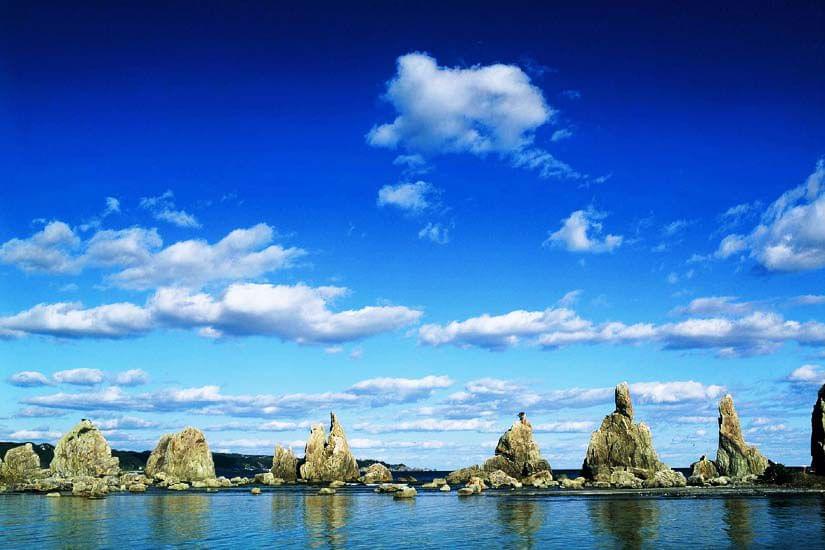 不思議な岩が並ぶ和歌山県・橋抗岩！セドナの世界観が海の上に