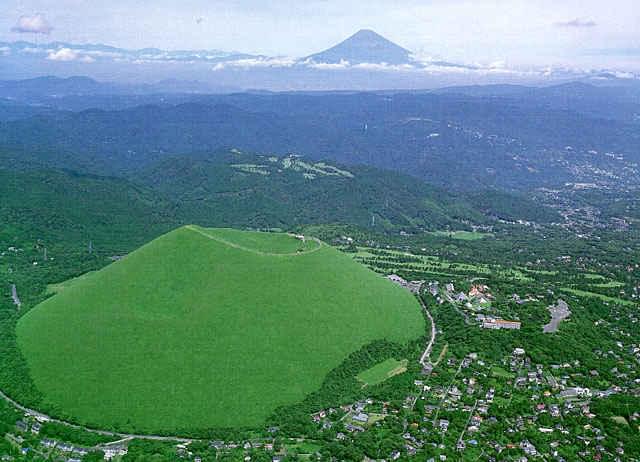 静岡・伊豆高原にある大室山はまるで古墳！アクセス良好観光地で登山しよう♪