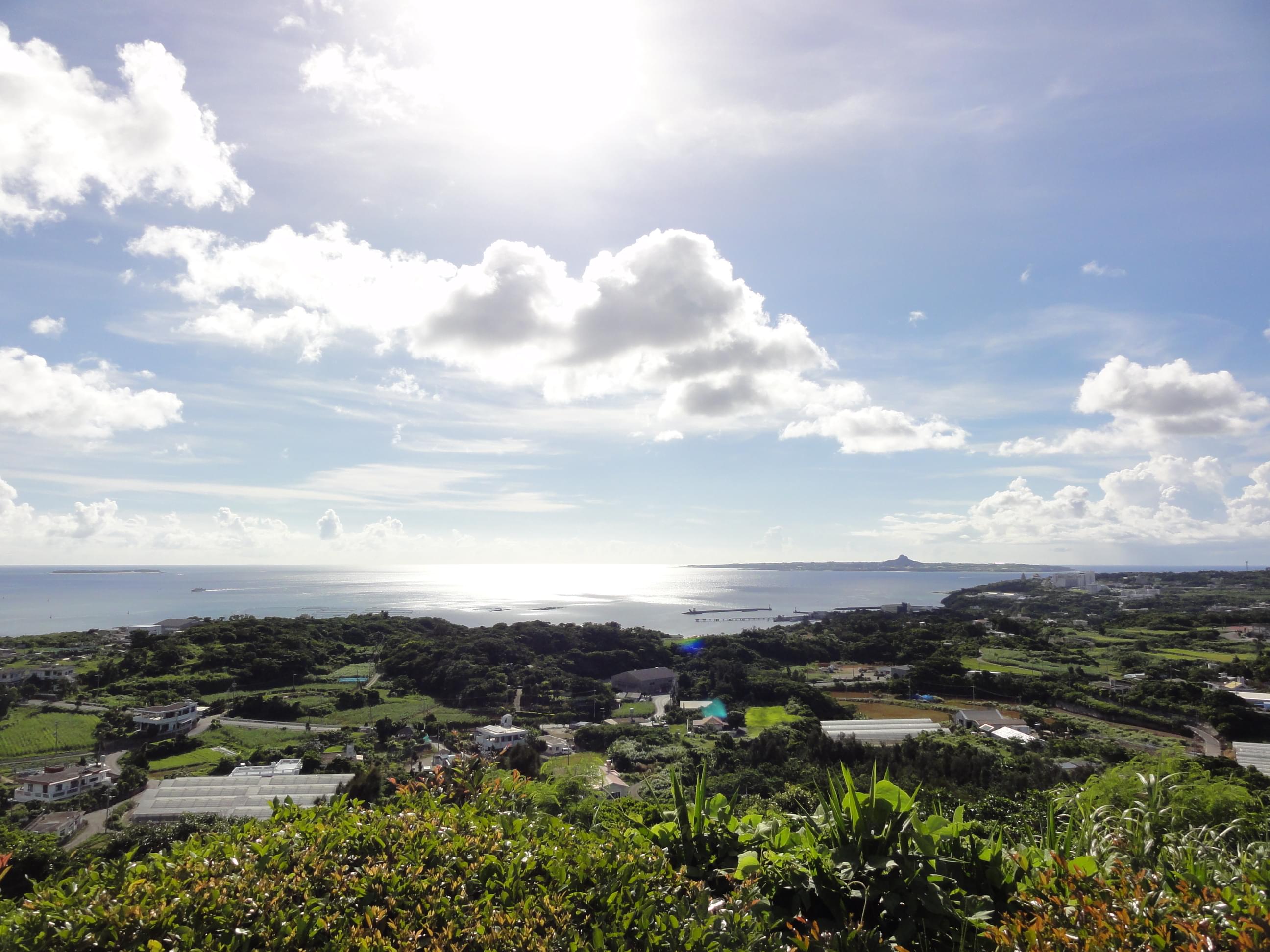 美しい沖縄の海に囲まれたカフェで最高の時間を過ごそう！