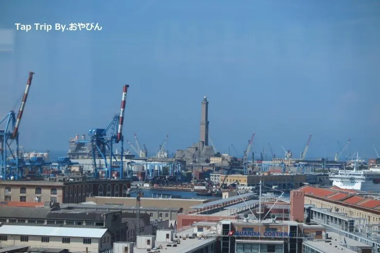 ジェノバのシンボル、灯台（ランテールナ）方面。