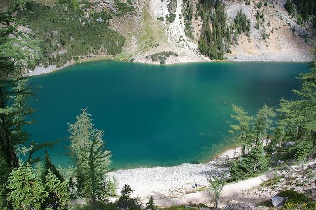 カナディアンロッキーが誇る美しき湖、レイクルイーズから楽しむハイキングコース