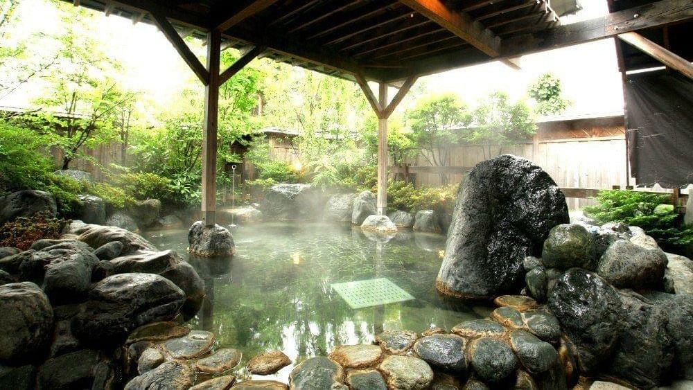 山梨の湖畔にある温泉「開運の湯」！知る人ぞ知る野天風呂が最高！