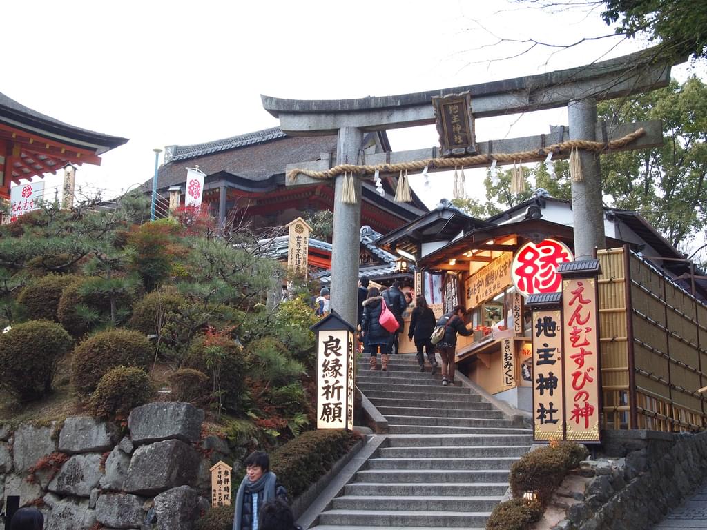 京都の定番スポット清水寺で秋の紅葉を楽しもう！