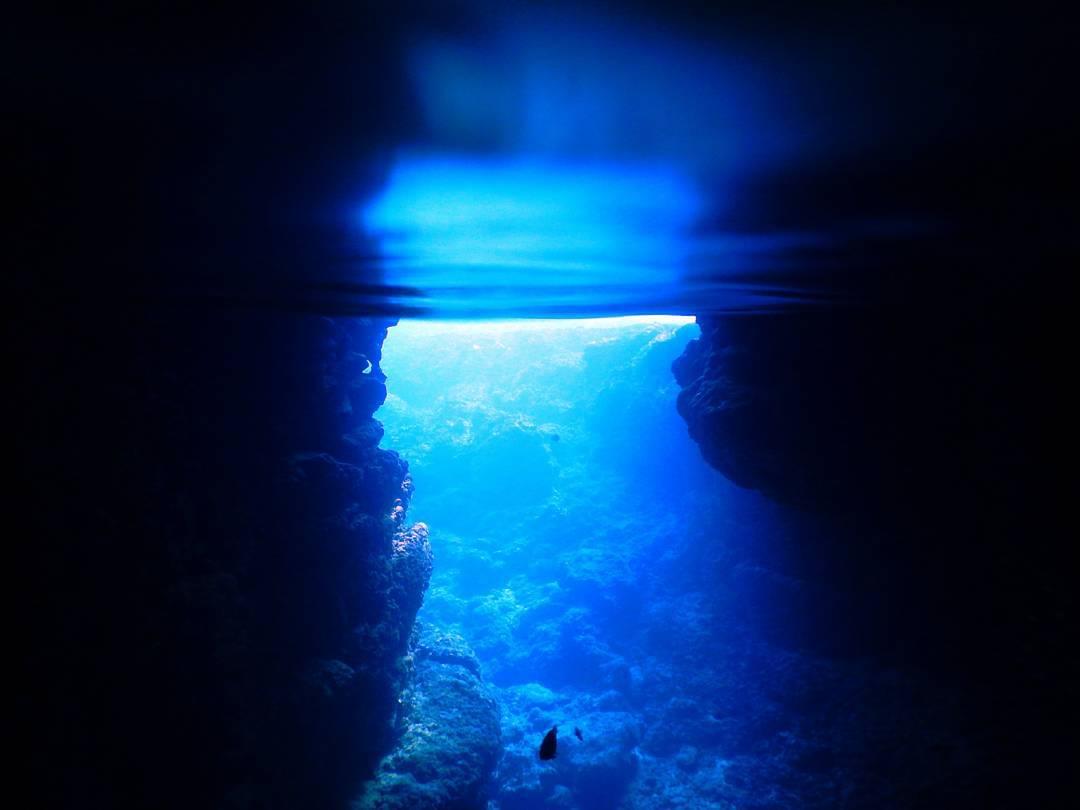 沖縄県、真栄田岬でシュノーケル体験！「青の洞窟」を見に行こう
