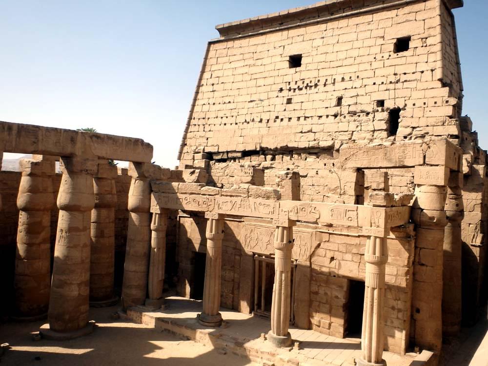 エジプト観光で行くべきパワースポット！ルクソール神殿と神殿内で息づく現代のモスク