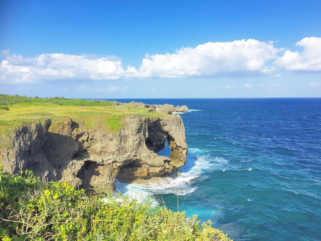 沖縄県、真栄田岬でシュノーケル体験！「青の洞窟」を見に行こう