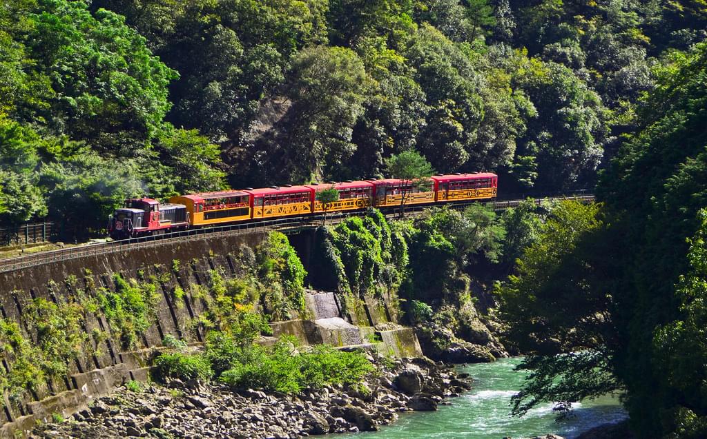 四季折々の嵐山を楽しめる観光名物「トロッコ列車」に乗りたい！予約方法をご紹介します