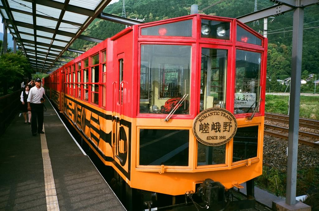 京都・嵐山に行ったら乗ってみたいトロッコ列車の魅力とは！