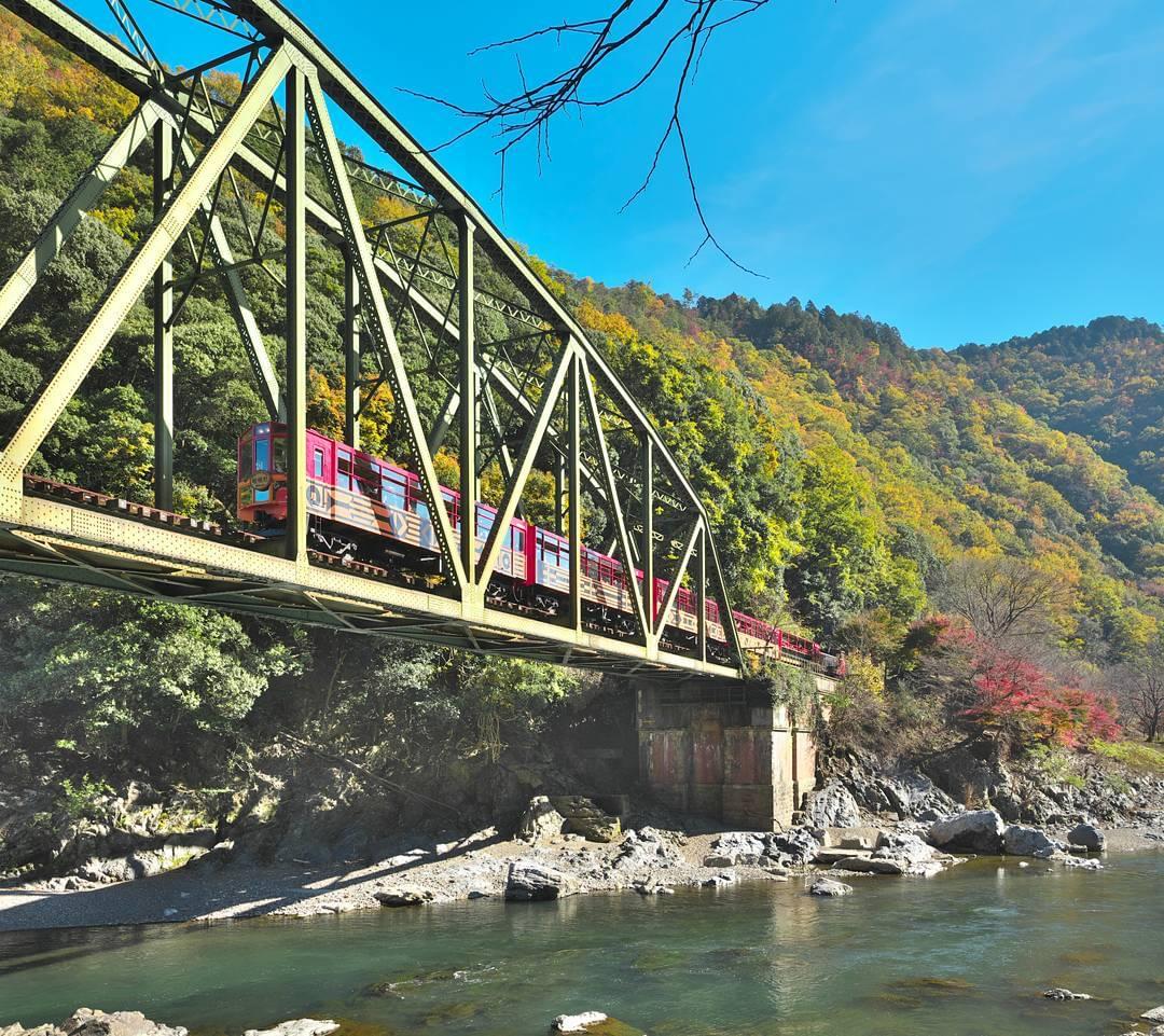 京都・嵐山に行ったら乗ってみたいトロッコ列車の魅力とは！