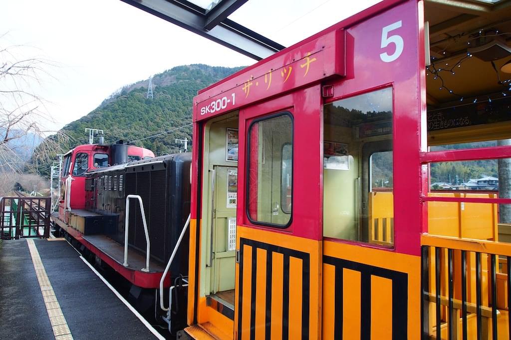 京都・嵐山に行ったら乗ってみたいトロッコ列車の魅力とは！