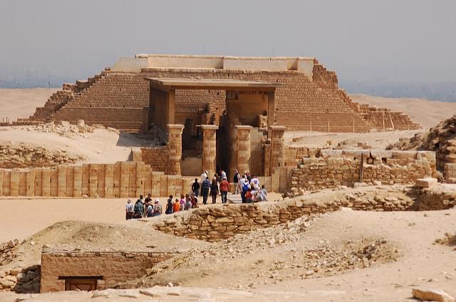 エジプト世界遺産サッカラで最古のピラミッドに出会う