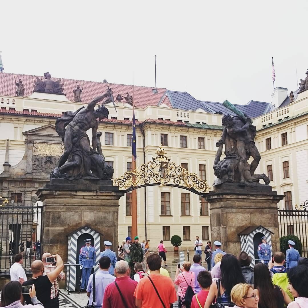 チェコ・プラハで訪れたいプラハ城を100％楽しむ方法！最古にして巨大なギネスブック級の城