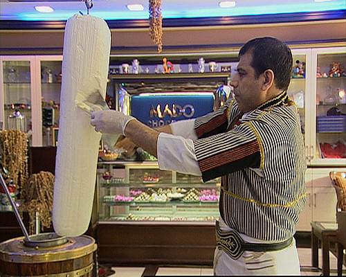 トルコで食べるべきスイーツ！伸びるアイス「ドンドゥルマ」の原料は？種類は？