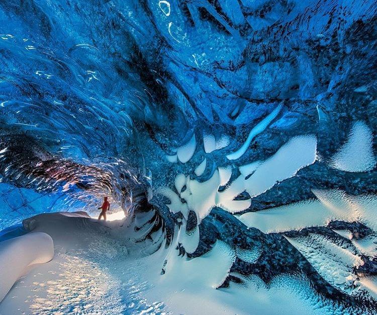 アイスランド・ヴァトナヨークトル氷河の洞窟スーパーブルー！青く輝く神秘世界