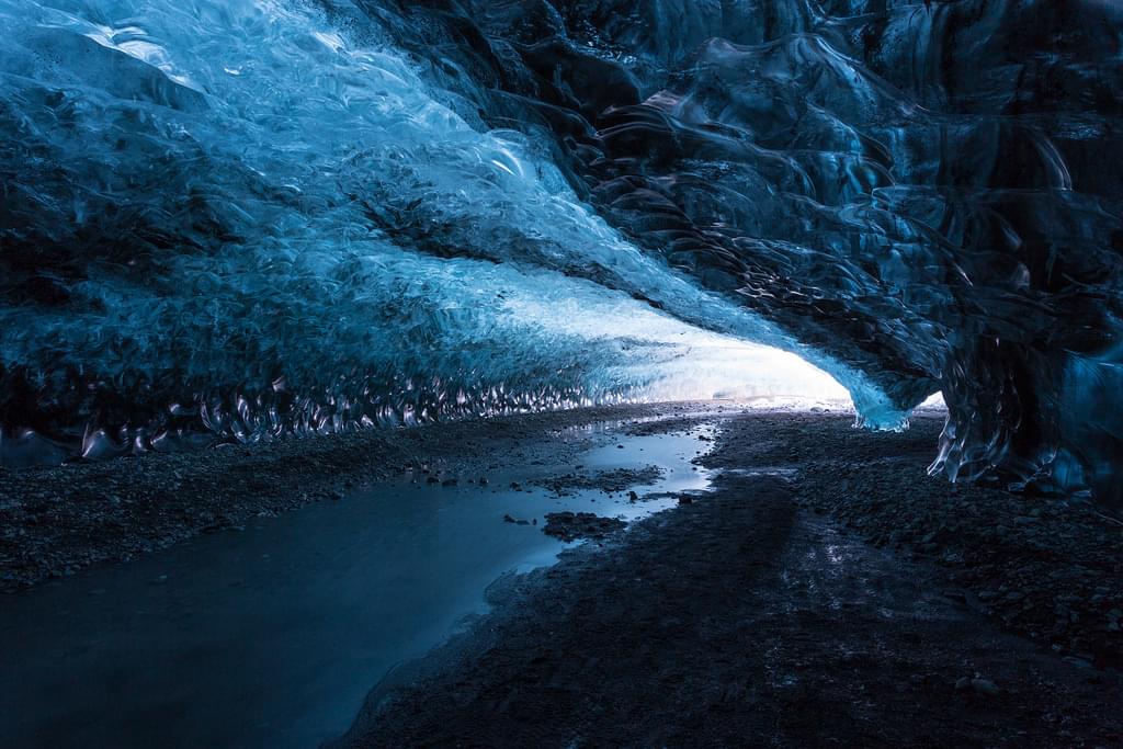 アイスランド・ヴァトナヨークトル氷河の洞窟スーパーブルー！青く輝く神秘世界