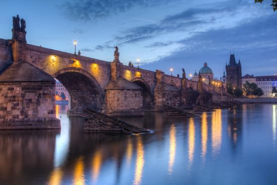 チェコ・プラハ観光のハイライト！橋の両端に並ぶ聖像彫刻とともに楽しみたい「王の道」カレル橋
