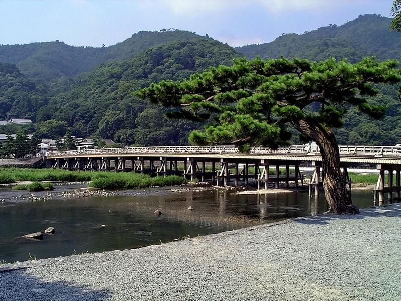 名所・渡月橋は夜のライトアップも見逃せない！日本の景観美を楽しもう