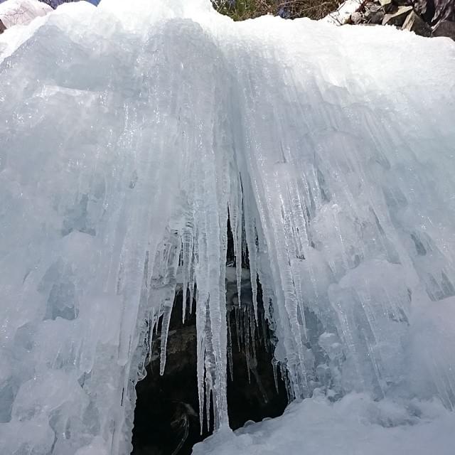 長野県・乗鞍岳を背にダイナミックに流れる善五郎の滝