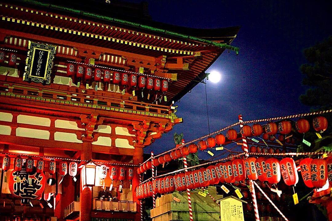 伏見稲荷は夜もすばらしい！荘厳な宵宮祭は何度でも見る価値あり