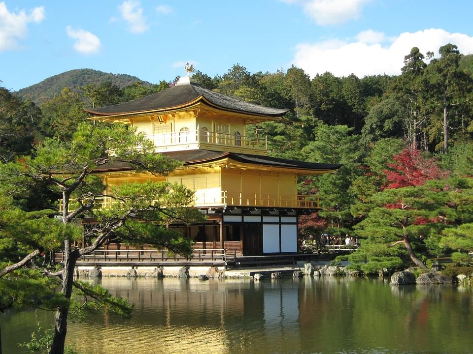 京都の名所、金閣寺の拝観料や拝観時間とは？
