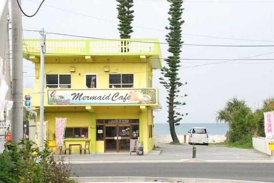 美しい沖縄の海に囲まれたカフェで最高の時間を過ごそう！