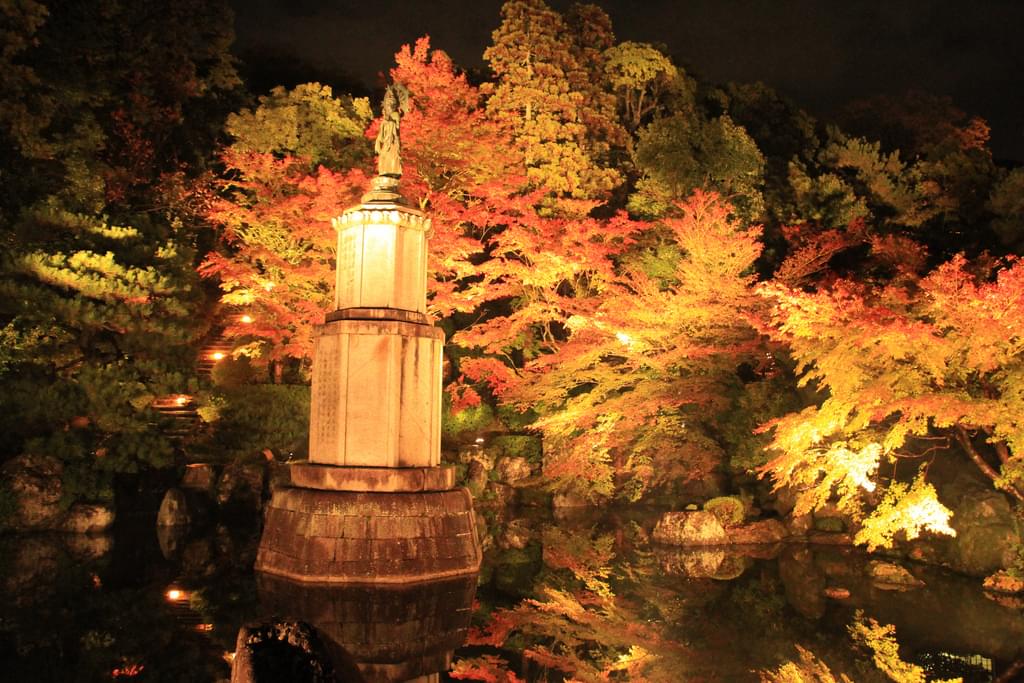 京都・知恩院の秋の紅葉ライトアップは必見！夜闇に浮かぶ幻想的な風景を見に行こう