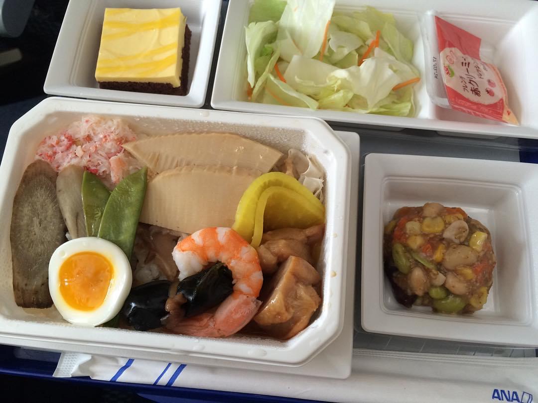 バラエティ豊かなエコノミーの機内食をご紹介！旅の始まりは機内食から