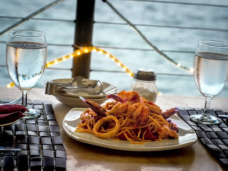 パラオの海が見渡せる絶景レストランでロマンチックなひと時を過ごそう！