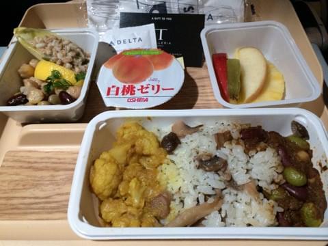 日本発の飛行機で食べられる特別機内食！事前予約で食事の幅が広がる！