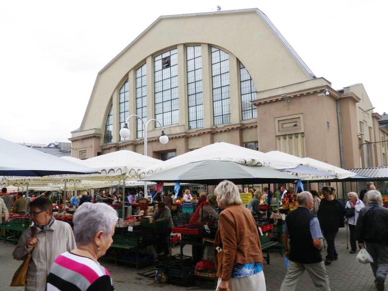 ラトビア・リガの中欧市場はヨーロッパ最大級！世界遺産にも登録された市場！