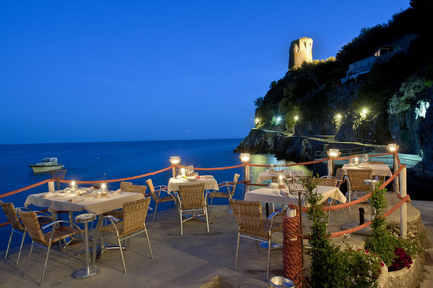 イタリア・アマルフィ海岸を見下ろす絶壁のレストラン「Il Pirata」が美しすぎると話題に！